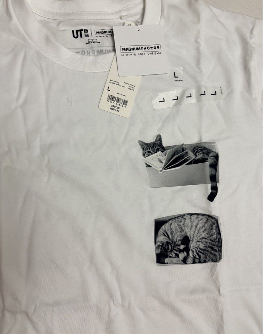 UNIQLO UT Magnum Photos Cat Graphic T-Shirt Size L (Category: Tshirts & Polo Shirts) located in Kuala Lumpur. Submitted by shashamochimi (Listing ID 1447014663, Image 1). Description: - Uniqlo UT T-shirt (BRAND NEW NEVER WORN) NP: RM59.90 - Magnum Photos Collaboration - White color - Features a graphic of cats in boxes on the front - Text detail on the back - Size: L - Ideal for cat lovers and photography fans.