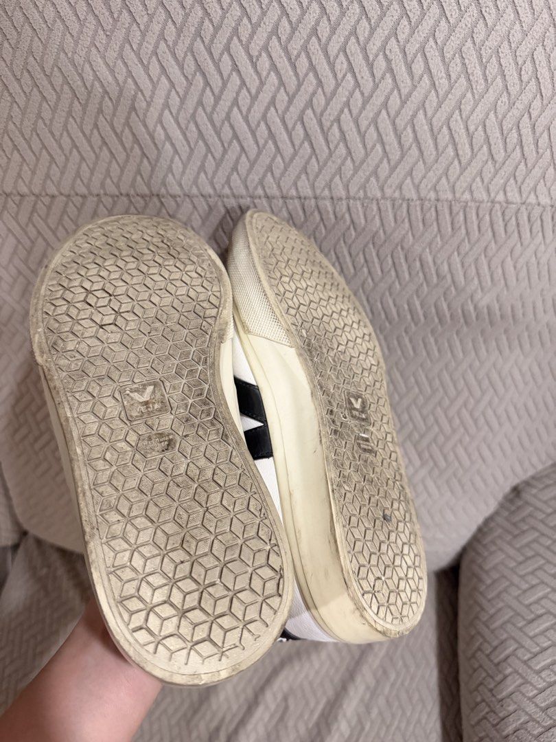 Veja campo white black sneakers (Category: Sneakers) located in Las Pinas. Submitted by carvp (Listing ID 1447039758, Image 3). Description: Normal signs of usage Needs cleaning.