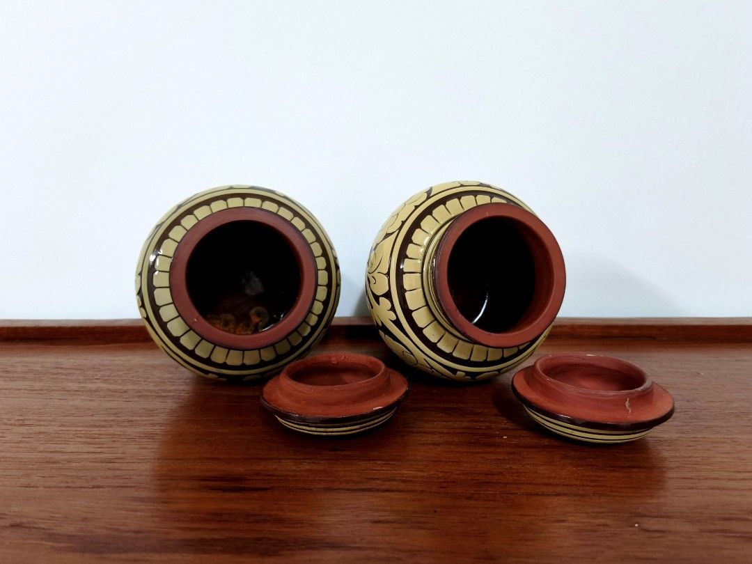 Vintage American Art Pottery Redware Slip Jar (Category: Vases & Decorative Bowls) located in Seremban. Submitted by mirandablox (Listing ID 1447031795, Image 3). Description: Suitable for collection or decoration. Price for 1pair excluding postage 🫡.
