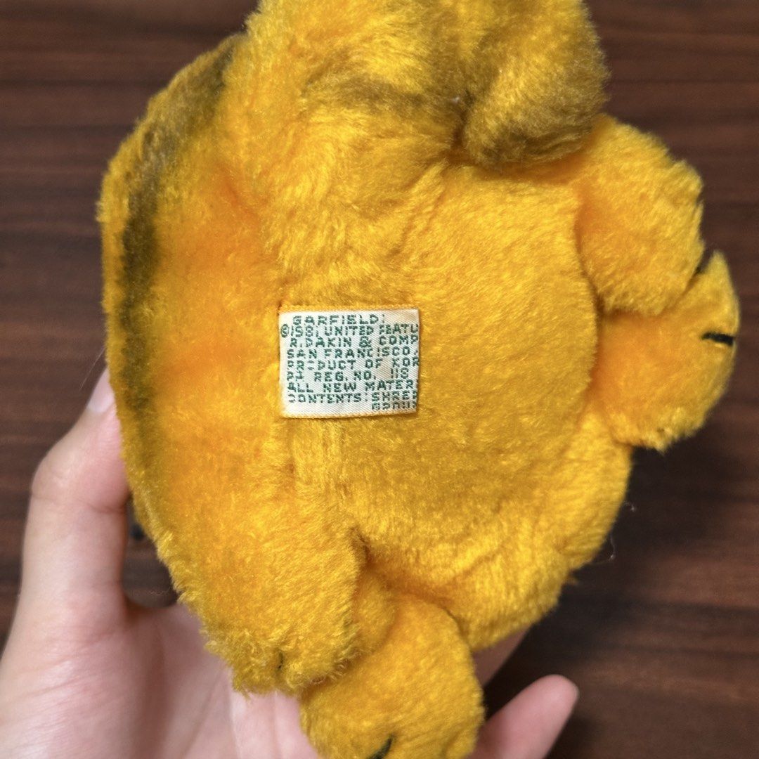 Vintage Garfield Plush Toy (Category: Plushies & Soft Toys) located in Davao. Submitted by 183cmbread (Listing ID 1447032091, Image 2). Description: pay after invoice or within 24 hrs. failure to pay will give to 2nd miner mop: gcash, maya, seabank mod: j&t location: davao city.