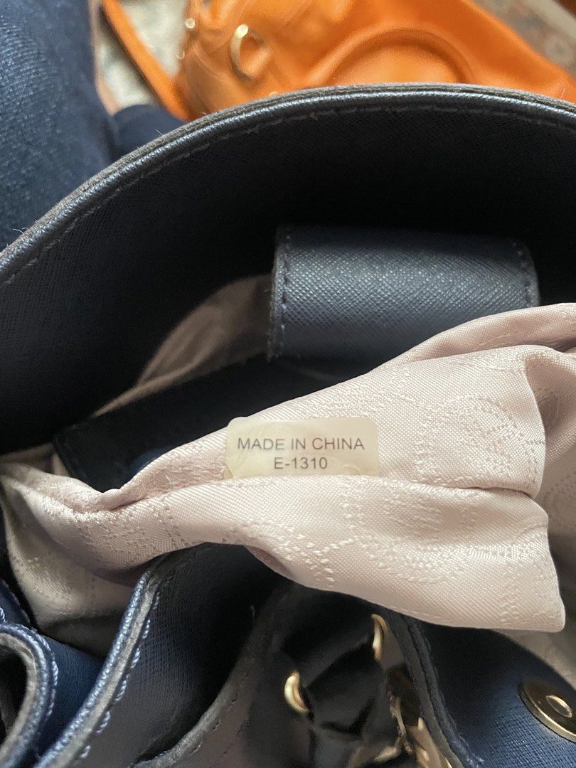Vintage Michael Kors Hamilton Tote Bag (Category: Luxury Bags & Wallets) located in Manila. Submitted by wildae (Listing ID 1447019267, Image 3). Description: Negotiable!! - Navy blue Michael Kors tote bag - Gold-tone heavy hardware - Legit MK bag - Used once .