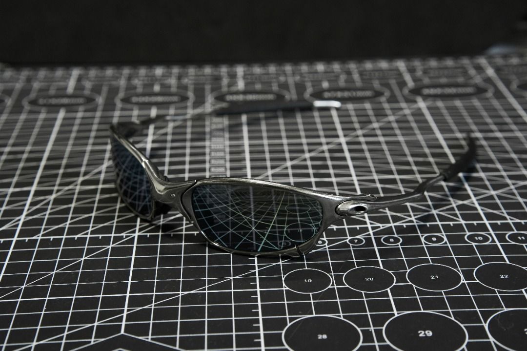 Vintage Oakley Juliet (Polished Hammerstem / Emerald) （分類：眼鏡）位於 Hong Kong。 由 auxaudio 提交（商品編號 1447027409，圖片 3）。簡介： Vintage Oakley Juliet Polished (Polished Hammerstem / Emerald) Serial Number : JB027705 - Great condition - Restored Nosebridge - Unit and Pouch only。