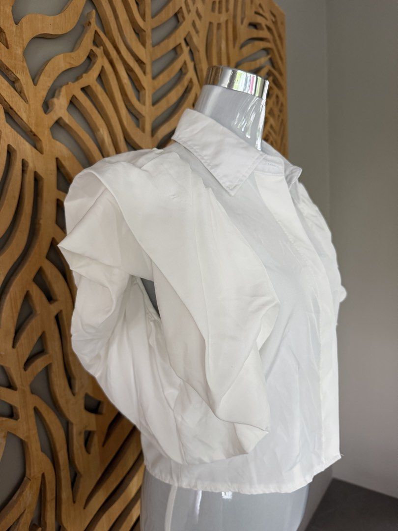 White Blouse with Ruffled Puff Sleeves (Category: Blouses) located in Pasig City. Submitted by smayc_21 (Listing ID 1447017076, Image 2). Description: .