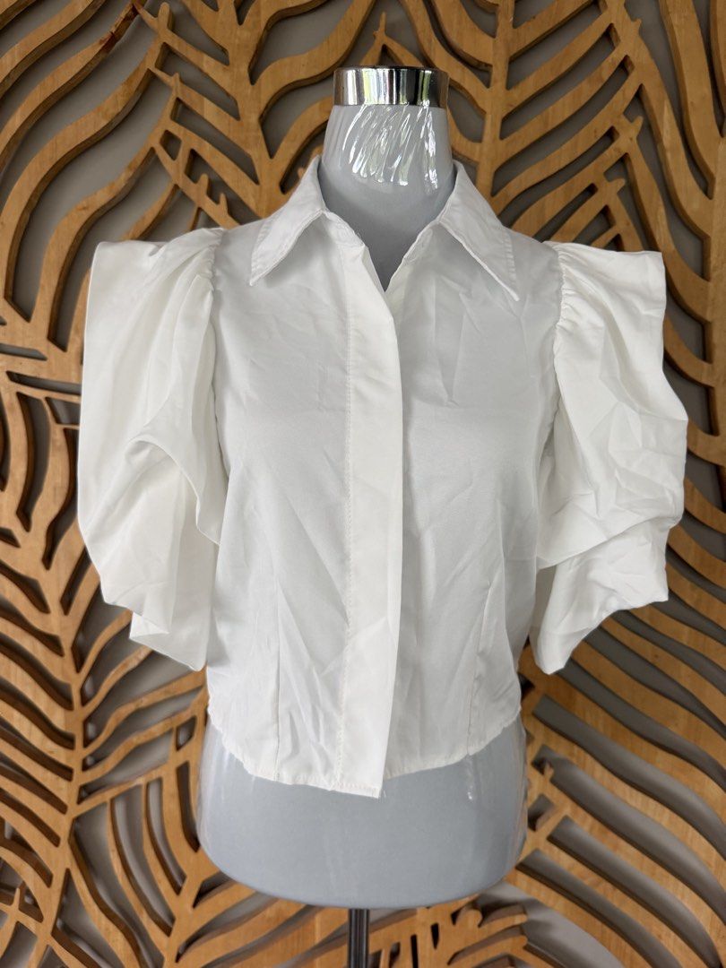 White Blouse with Ruffled Puff Sleeves (Category: Blouses) located in Pasig City. Submitted by smayc_21 (Listing ID 1447017076, Image 1). Description: .