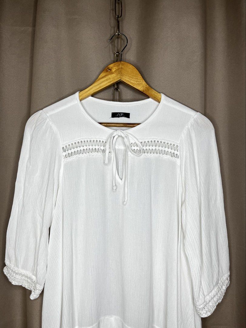 White Boho Longsleeve Blouse for Women (Category: Longsleeves) located in Manila. Submitted by smilingph (Listing ID 1447095598, Image 3). Description: Width: 19 inches Length: 23-25 inches Medium size. Branded from US see photo para sa brand PM for more details. Color may vary due to photographic lightning .