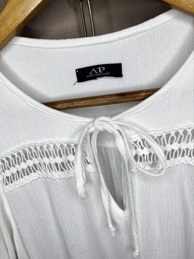 White Boho Longsleeve Blouse for Women (Category: Longsleeves) located in Manila. Submitted by smilingph (Listing ID 1447095598, Image 2). Description: Width: 19 inches Length: 23-25 inches Medium size. Branded from US see photo para sa brand PM for more details. Color may vary due to photographic lightning .