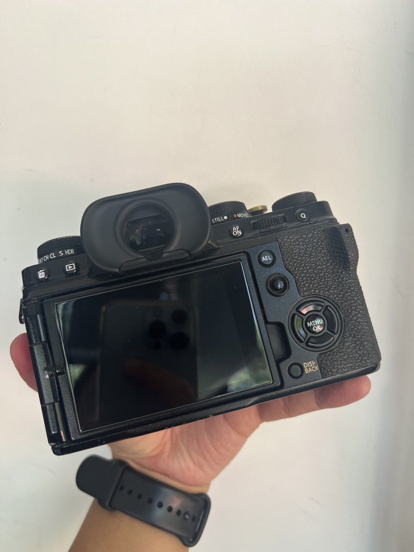 XT-4 Fujifilm (Category: Cameras) located in Santa Cruz. Submitted by chenzo_2115 (Listing ID 1446938801, Image 2). Description: Fujifilm XT-4 body only complete box and manual 2pcs original Battery LLano dual Charger hub 100% good to used issue: dents/scratches normal sa 2nd hand , pero hindi nakaka apekto sa output sta cruz laguna mit up or can do lbc shipping open for video call .