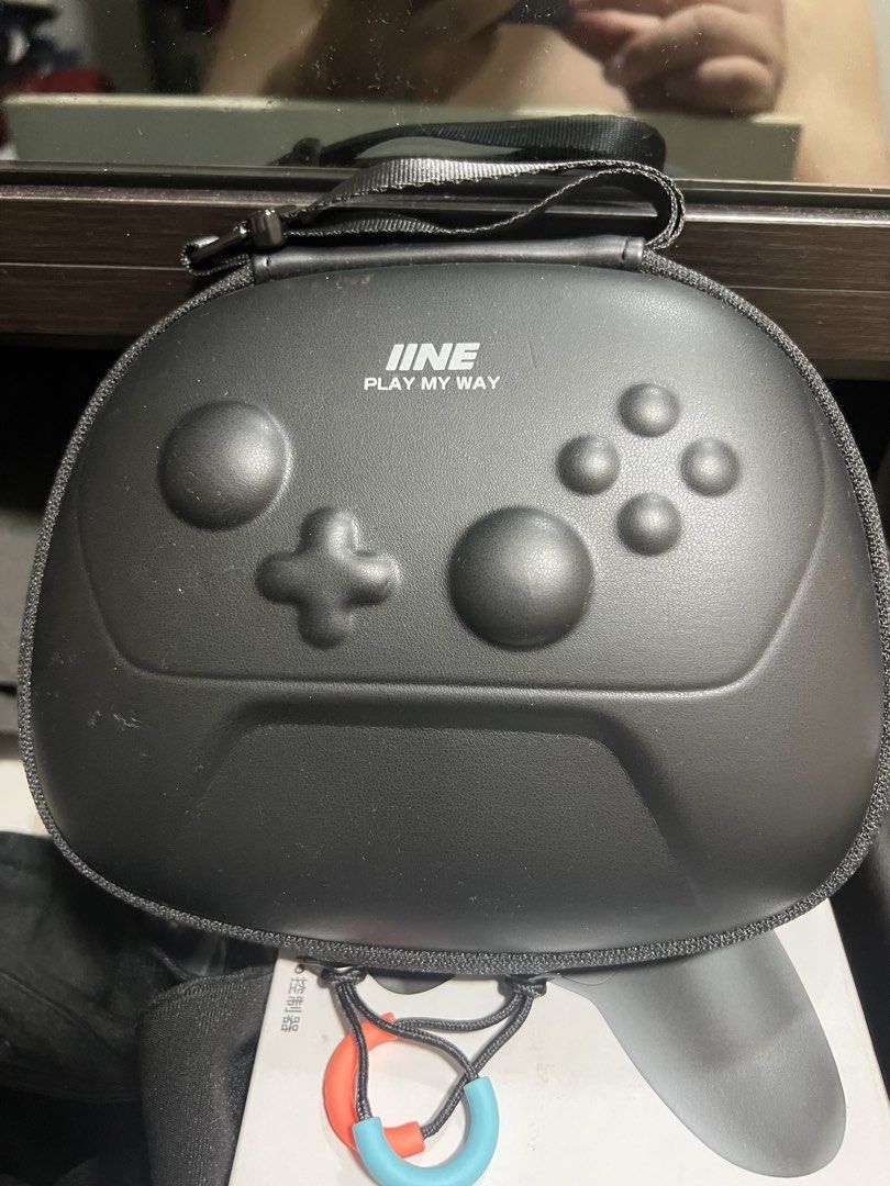 任天堂 Switch Pro 2 手掣連收納盒 （分類：手掣）位於 Hong Kong。 由 anguskwan0516 提交（商品編號 1448874849，圖片 2）。簡介： 任天堂 Switch Pro 2 手掣，有埋個黑色收納盒。手掣個盒都係黑色。掣位正常玩遊戲一流。冇單～。