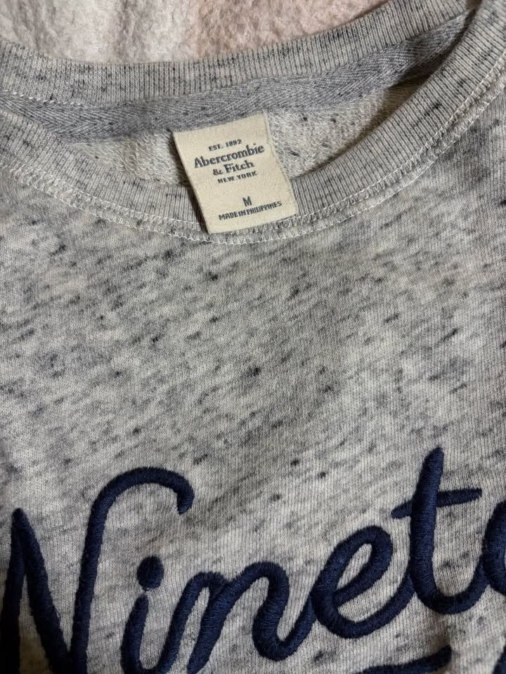 ABERCROMBIE & FITCH BAT WING PULLOVER IN ACID GRAY (Category: Coats, Jackets and Outerwear) located in Baguio. Submitted by etheleunice (Listing ID 1448840111, Image 3). Description: ABERCROMBIE & FITCH BAT WING PULLOVER IN ACID GRAY size MEDIUM on tag fits XS-L (medj fitted sa sleeve if L) ₱200 Good quality siya! No flaws. Maganda rin tela niya rfs: decluttering dropping - Mabini DA PREFERABLY GCASH MOP dm for more inquiries.