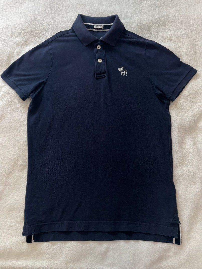 由 isola_bella (刊登 ID 1448726164，圖片 2) 提交，位於 台北市 (Taipei) 的 Abercrombie & Fitch Polo Shirt Navy S-M (類別：T恤、Polo衫)，說明：- Photo for reference only - Inside tag removed (Too hot!!!)。