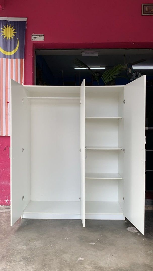 Almari Ikea 3 pintu Terpakai (Category: Other Home Furniture) located in Kajang. Submitted by lily_sulaiman (Listing ID 1448697646, Image 3). Description: harga tidak termasuk delivery Kedai area blkg Mydin mall bandar teknologi Kajang 0193237063.