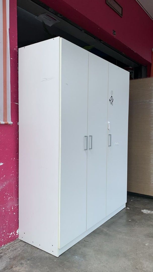 Almari Ikea 3 pintu Terpakai (Category: Other Home Furniture) located in Kajang. Submitted by lily_sulaiman (Listing ID 1448697646, Image 2). Description: harga tidak termasuk delivery Kedai area blkg Mydin mall bandar teknologi Kajang 0193237063.