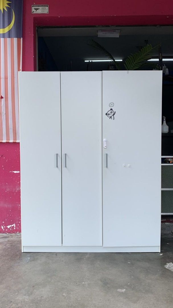Almari Ikea 3 pintu Terpakai (Category: Other Home Furniture) located in Kajang. Submitted by lily_sulaiman (Listing ID 1448697646, Image 1). Description: harga tidak termasuk delivery Kedai area blkg Mydin mall bandar teknologi Kajang 0193237063.