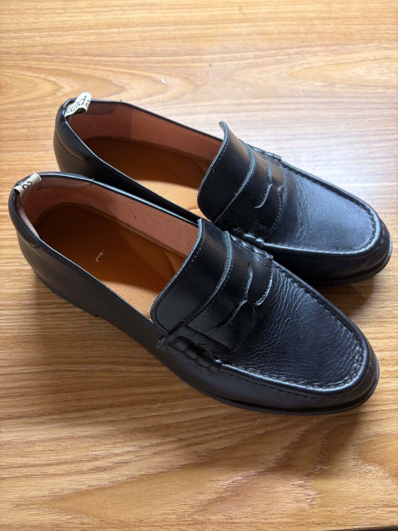 Andante - The Nineties Loafers (Category: Loafers) located in Quezon City. Submitted by decluttered_ (Listing ID 1448815283, Image 2). Description: * Size 7 * Bought in December * Original price: P3,590 * Selling for: P3,000 Only used a few times, so they’re still in great condition. The “Andante” logo on the sole has already worn off (it came off pretty easily), and there’s a small black stain on the inner ankle area from wearing black socks. Bo