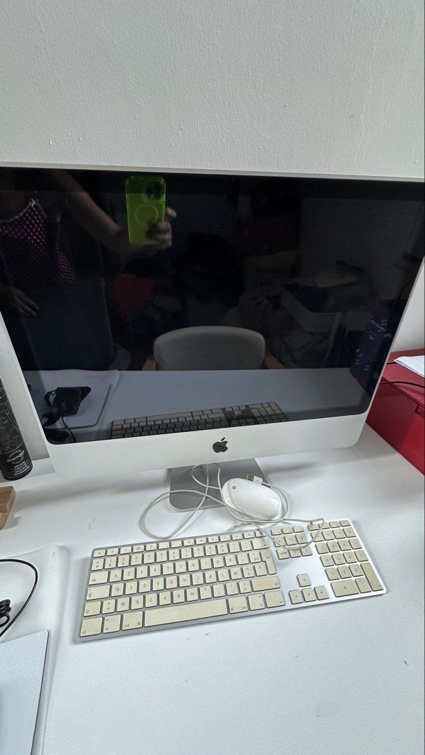 Apple iMac Desktop Computer with Keyboard and Mouse