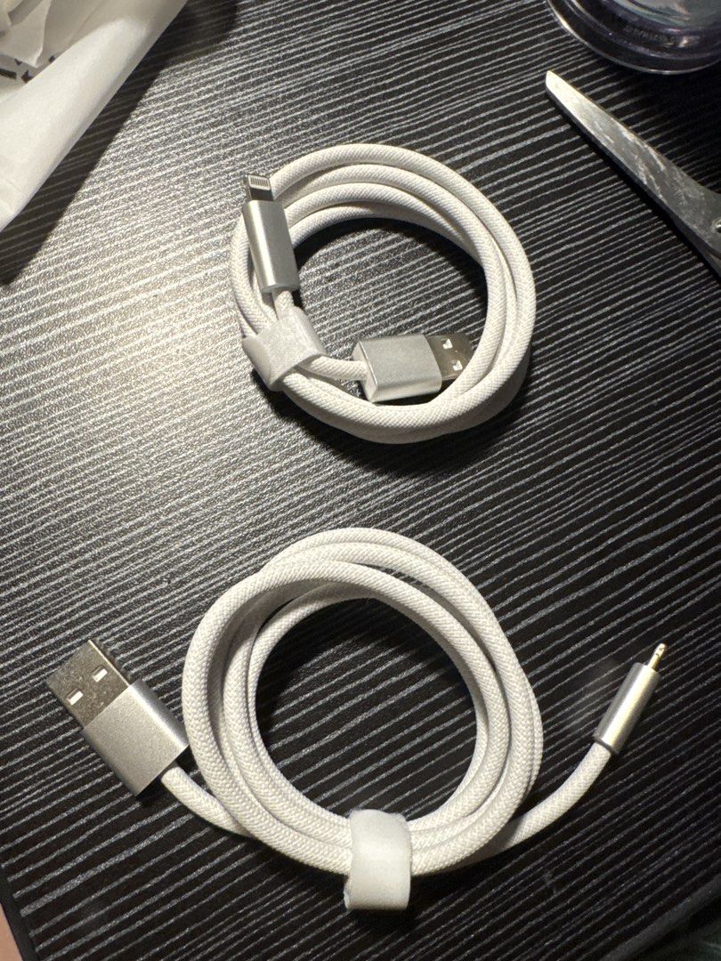 Apple Lightning 充電線 （分類：充電器及電線）位於 Hong Kong。 由 quq_hzz 提交（商品編號 1448758553，圖片 1）。簡介： 兩條Apple原裝充電線，一條Lightning to USB，另一條係USB to 3.5mm Audio Cable。線身係白色編織線，襟用啲。兩條都係原裝正貨，買得放心。有興趣就快啲聯絡我啦！。
