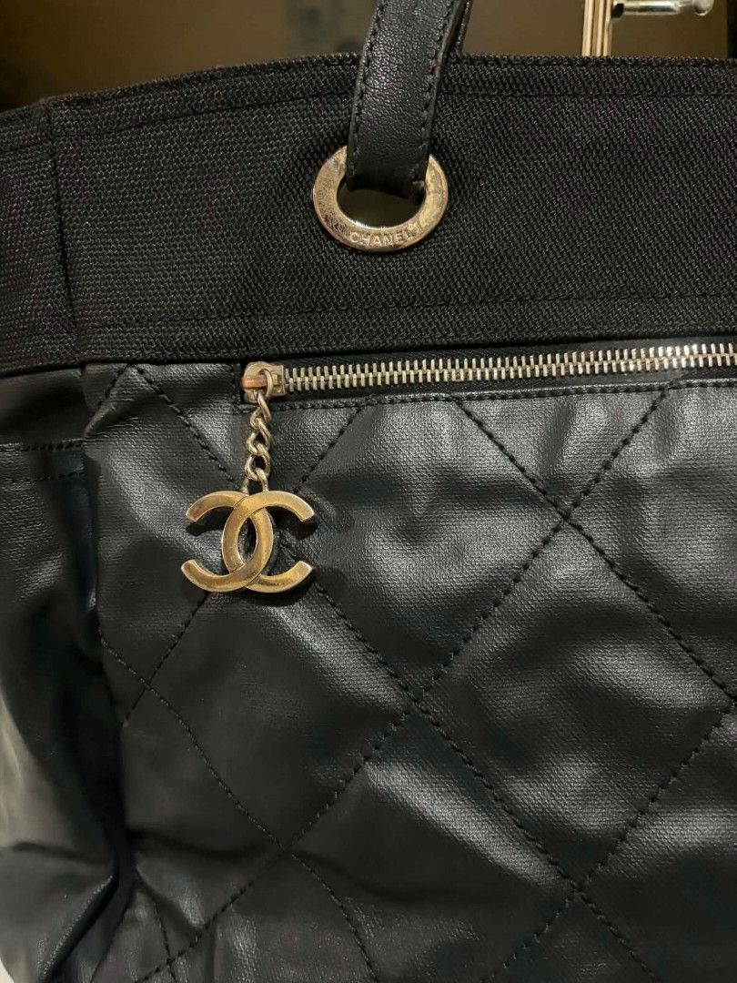 Authentic Chanel Biarritz GM (Category: Luxury Bags & Wallets) located in Marikina City. Submitted by aussiemaan (Listing ID 1430975452, Image 2). Description: Authentic With COA 💕 7.10 Burado holo Preloved.