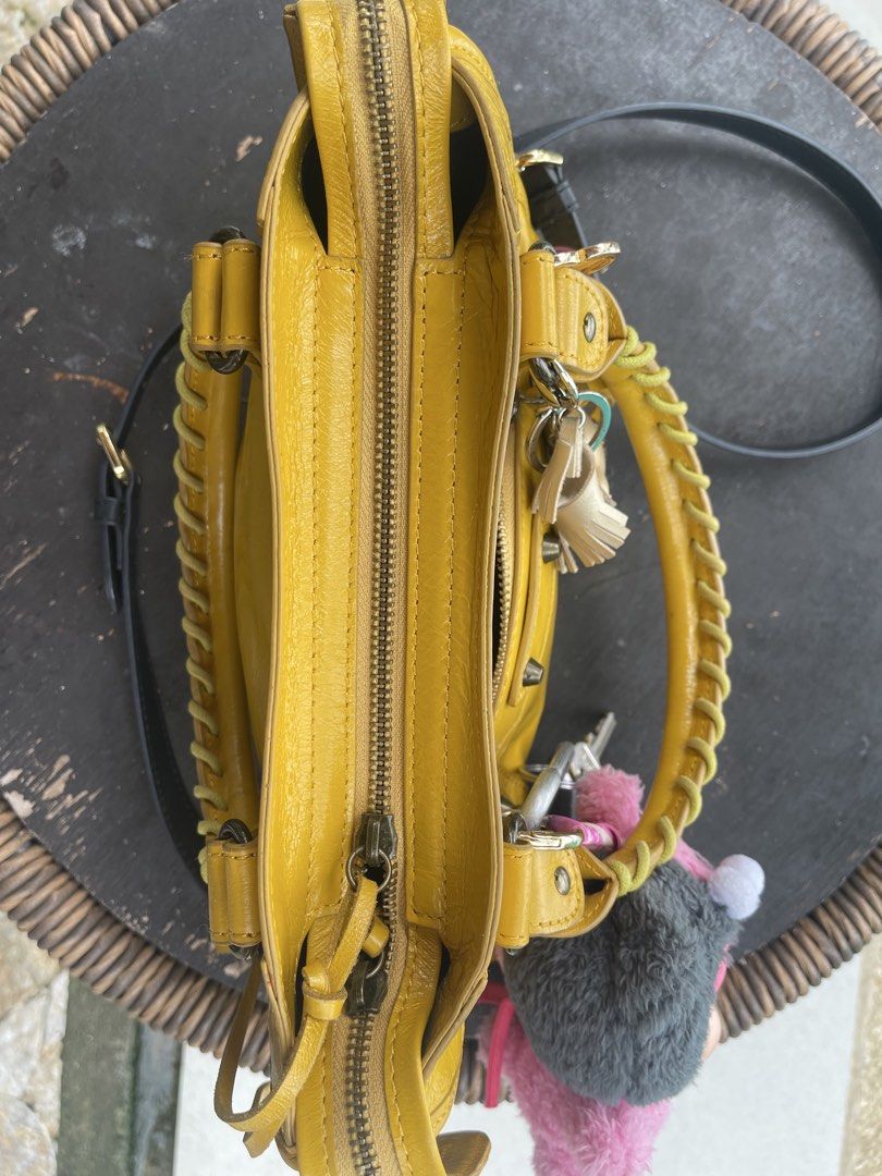 BALENCIAGA MINI CITY BAG (Category: Shoulder Bags) located in Davao. Submitted by amstene (Listing ID 1448755084, Image 3). Description: NGA strapa and mirror not included what you see is what you get see pictures for all details arena leather.