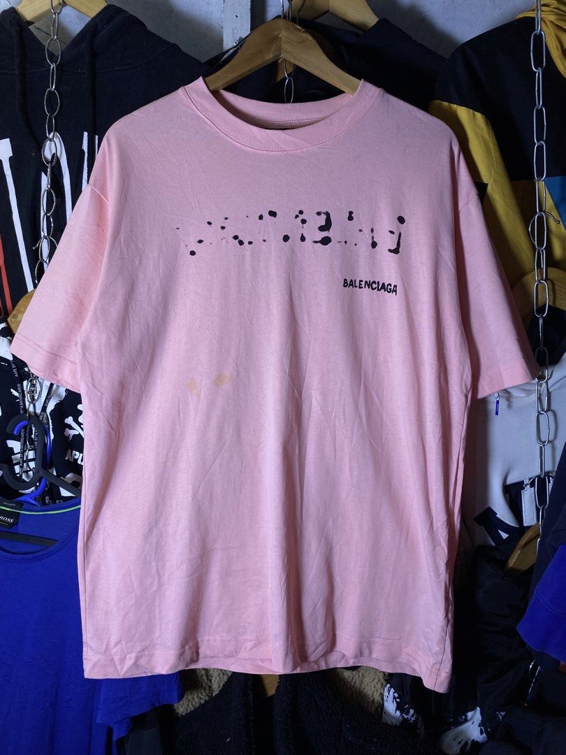 Balenciaga smoke pink (Category: Tshirts & Polo Shirts ) located in Manila. Submitted by ercmrsmam (Listing ID 1448852577, Image 2). Description: Balenciaga smoke pink W22.5 L29 Stains Color may vary due to lighting Need wash Dm if interested 📩 will be posted on my carousell acc⬇️ Check out ercmrsmam listings on #Carousell: https://carousell.app.link/mu0SnqUHP3b 📍baclaran paranaque metro manila 🛵jnt/lalamove courier 💵 mop: gcash.