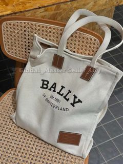 (Category: ) located in . Submitted by fashion.luxe.collection (Listing ID 1448771190, Image 1). Description: .
