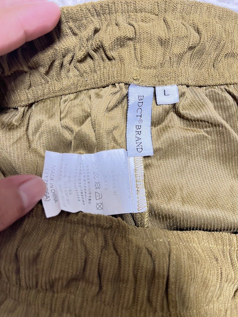 BDCT BRAND Wide Leg Pants Size L (Category: Jeans) located in General Santos City (Dadiangas). Submitted by crisjayg (Listing ID 1448705069, Image 2). Description: - Brand: BDCT BRAND - Color: Brown - Style: Wide leg pants - Size: L - Features: Elastic waistband for comfort, textured corduroy-like fabric - Occasion: Casual wear - Measurements: Waist (unstretched) approx. 13 inches, Length approx. 40 inches.
