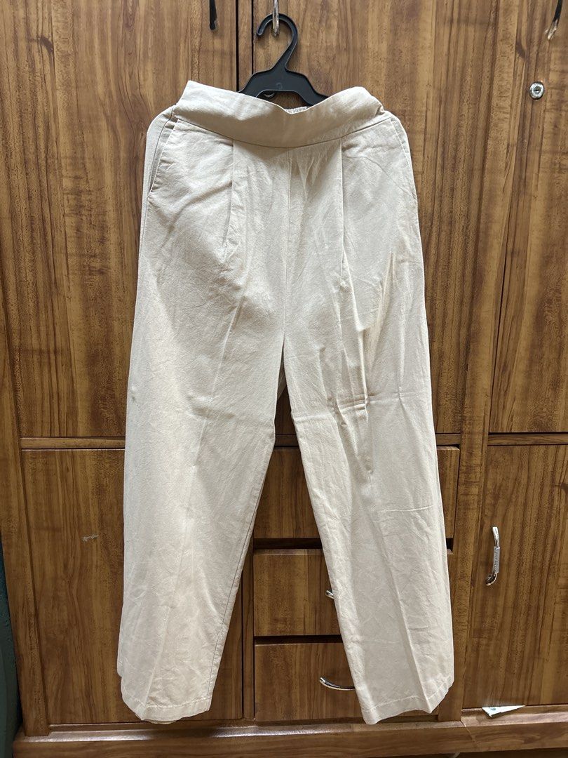 beige linen terno/coordinates (Category: Sets or Coordinates) located in Caloocan City. Submitted by steamed_catto (Listing ID 1448812268, Image 2). Description: Brand: No brand Size: Fits XS-S Color: Beige Quality: Pre-loved Rate: ⭐⭐⭐⭐⭐️ Details: -Garterized waist band -Square neck top -Wide leg pants 📌Color may vary due to lighting..