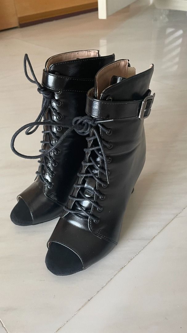 Black jazz heeled boots （分類：靴）位於 Hong Kong。 由 hogwarts1988 提交（商品編號 1448756482，圖片 2）。簡介： - Jazz dance boots/heels - Black peep-toe with lace-up open front - Suede undersole - buckle detail at the ankle - cushioned insoles for shock absorption - Heel height is 7cm。