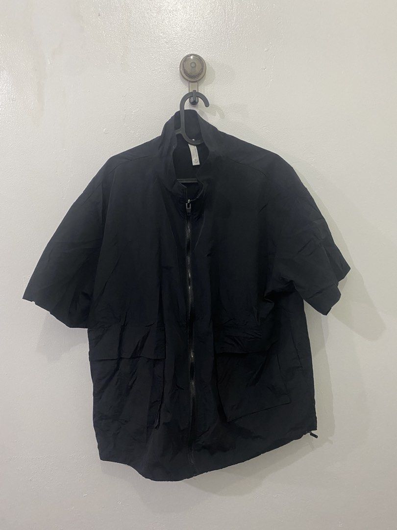 Black Short Sleeve Zip-Up Jacket Medium (Category: Coats, Jackets and Outerwear) located in Makati City. Submitted by hyperdrive_mnl (Listing ID 1448871603, Image 1). Description: - Black short sleeve jacket - Zip-up front closure - Stand-up collar - Two front pockets - Drawstring hem - Size: Medium (M) - Ideal for layering or light outerwear.