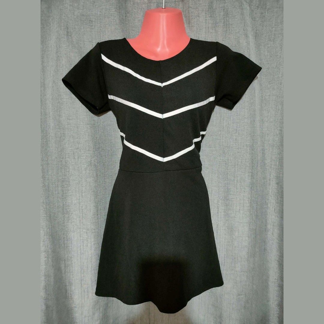 Black Short-Sleeve Chevron Dress (Category: Dresses) located in Marikina City. Submitted by styledandsassified (Listing ID 1448866839, Image 1). Description: Black Short-Sleeve Chevron Dress Details: Round neck, short sleeves, white graphic chevron/V-stripe bodice pattern, classic A-line flared mini skirt. Colors: Black and White Size: Small Reminders: Pls manage expectations as this is a thrifted item. Mannequin not included. 💳 MOP: GCash 📦 MO
