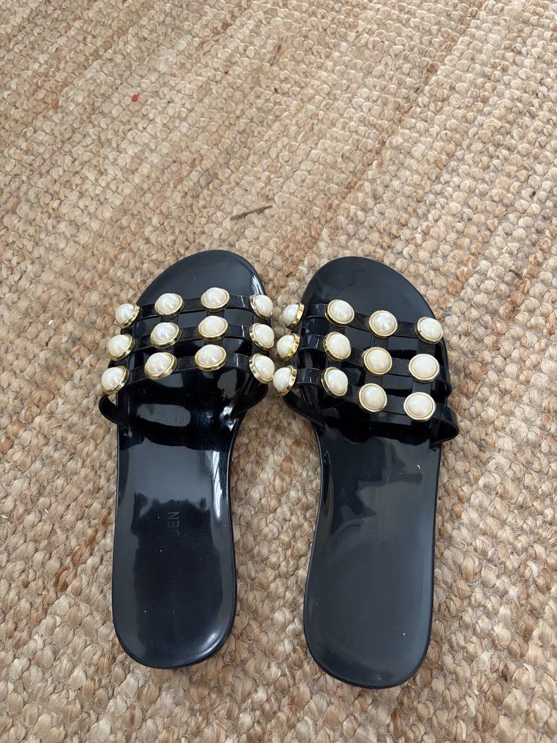 Black Steve Madden Jelly Sandals (Category: Flats & Sandals) located in Manila. Submitted by popolandjaja (Listing ID 1448712966, Image 1). Description: Steve Madden Black Jelly Sandals I used this regularly kaya almost erased na ang brand name 🥹 Bacoor or QC.