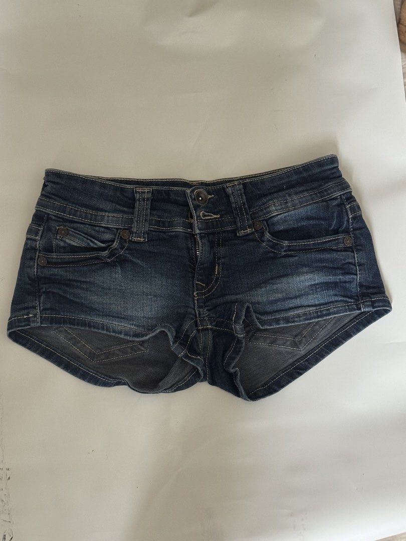 Blue Denim Shorts （分類：短褲）位於 Hong Kong。 由 chaarlottewann 提交（商品編號 1448797880，圖片 1）。簡介： Cute blue denim shorts. Low-rise with button/zip. Five pockets. Perfect for casual outfits.。