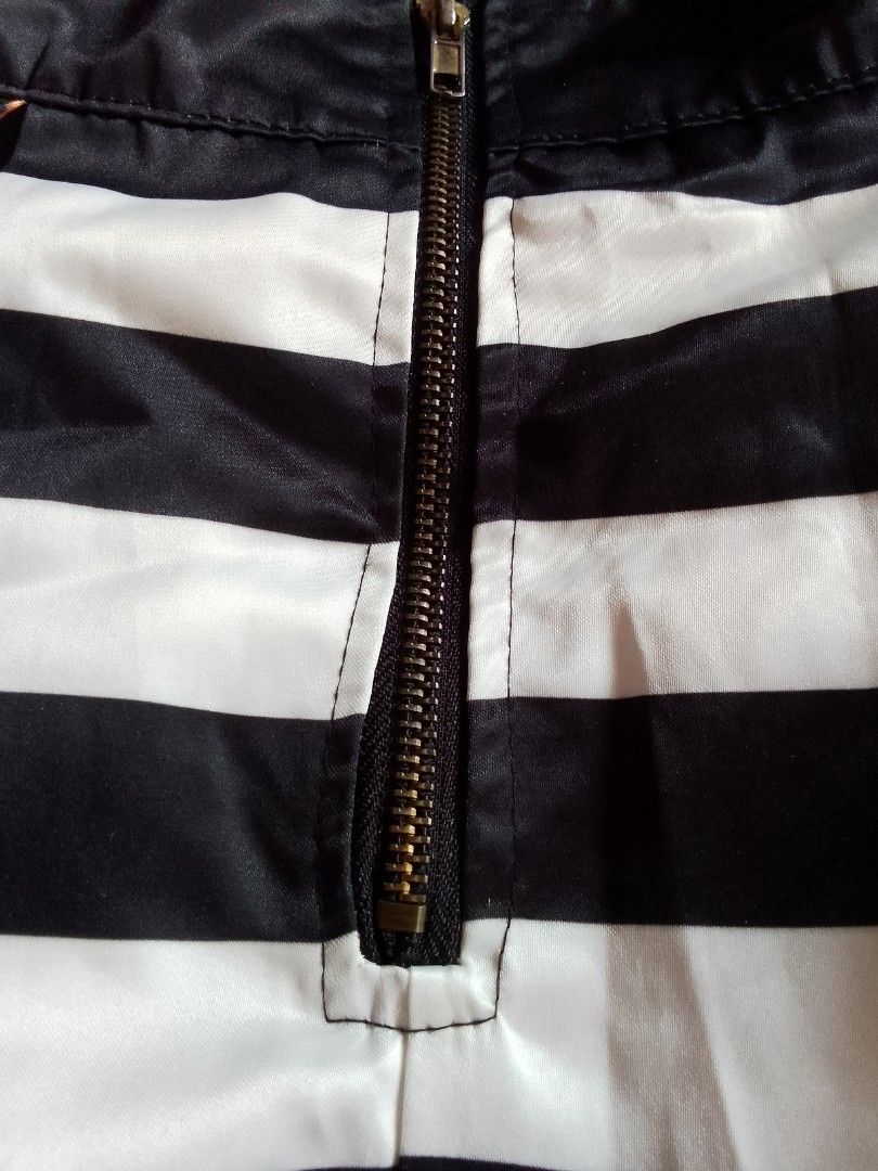 Character Print Skirt (Category: Skirts) located in Davao. Submitted by declutter-ecothings (Listing ID 1448730718, Image 2). Description: In good condition. Satin fabric. Mall quality. Fits Small. Best worn in any special occasions. Good as new..