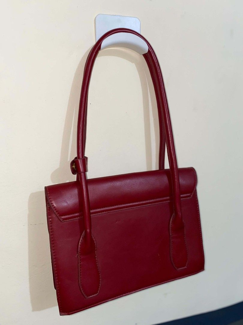 Cherry Red Leather Vintage Shoulder Bag (Category: Luxury Bags & Wallets) located in Santa Maria. Submitted by tatabelx (Listing ID 1448859849, Image 3). Description: need lang ng linisin loob.
