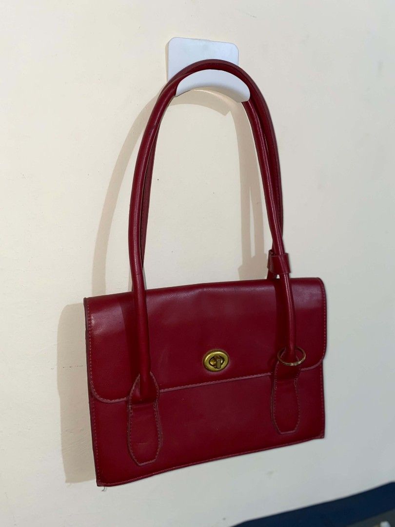 Cherry Red Leather Vintage Shoulder Bag (Category: Luxury Bags & Wallets) located in Santa Maria. Submitted by tatabelx (Listing ID 1448859849, Image 2). Description: need lang ng linisin loob.