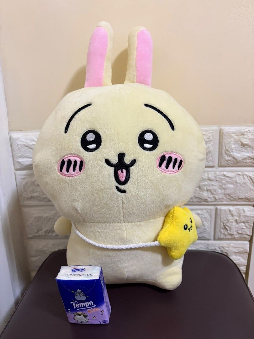 Chiikawa 兔兔 Usagi 星星袋 毛公仔 （分類：絨毛玩具）位於 Hong Kong。 由 faifai20202 提交（商品編號 1448850354，圖片 1）。簡介： 全新 30cm Chiikawa 兔兔毛公仔吊住星星，好得意。 香港島MTR 中環至筲箕灣站交收。或順豐到付。。