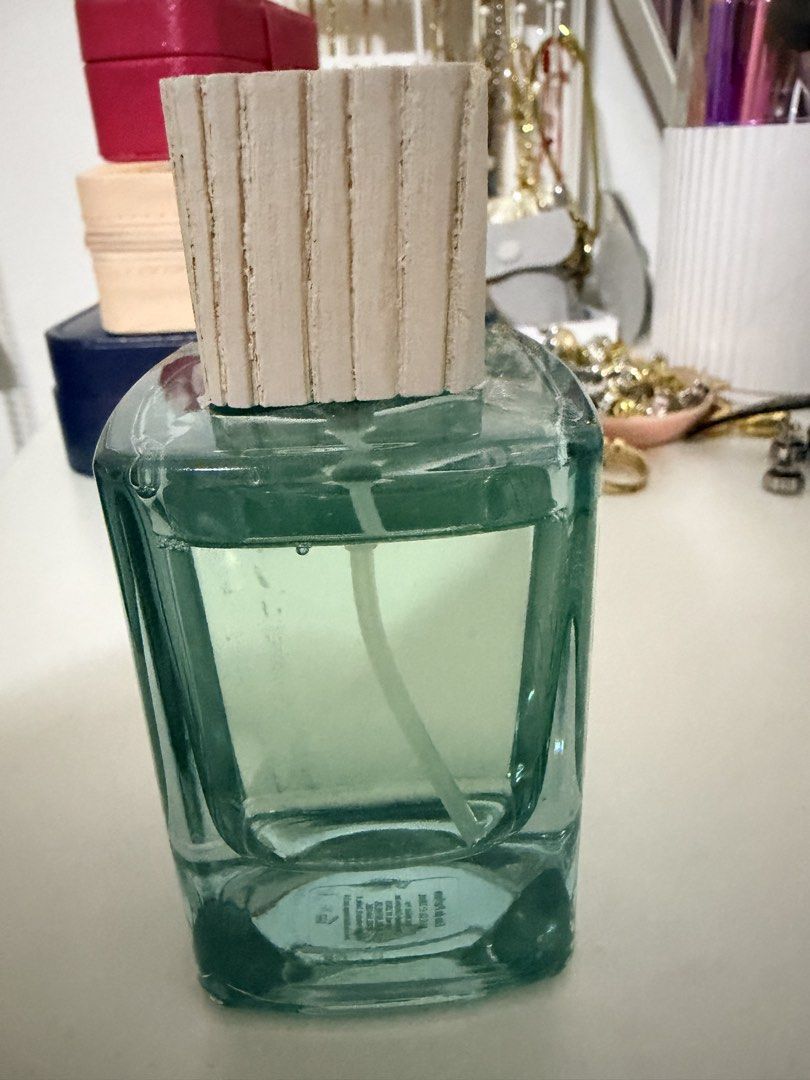 CLEAN RESERVE perfume (Category: Fragrance & Deodorants) located in Quezon City. Submitted by bloompicks (Listing ID 1448806728, Image 2). Description: Authentic. 90% full. Bought last year. No box. Scent: Waterfall.