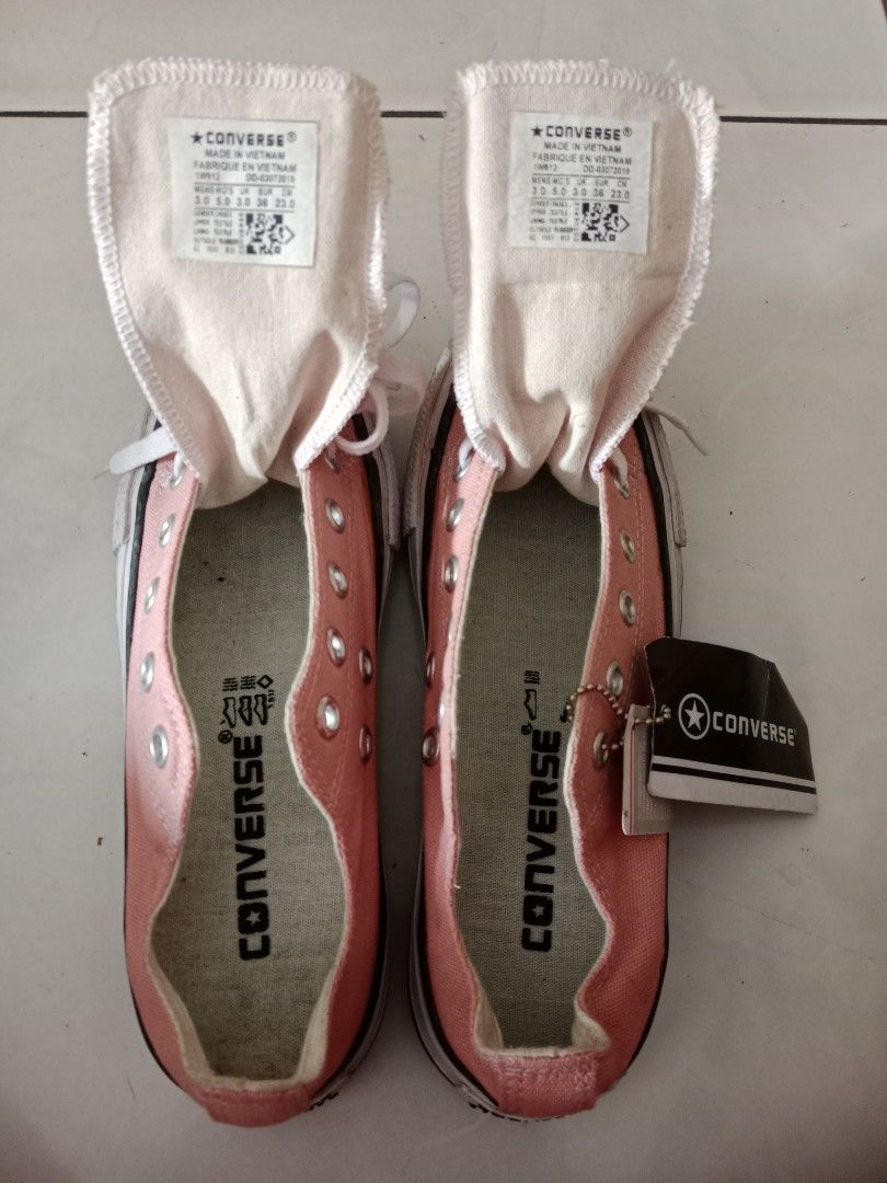 CONVERSE (Kategori: Sepatu Wanita) berada di Tangerang. Dikirim oleh novike (ID iklan 1448712488, Gambar 3). Deskripsi: Made in Vietnam Insole 23 Baru, tidak pernah dipakai, agak kotor sedikit.