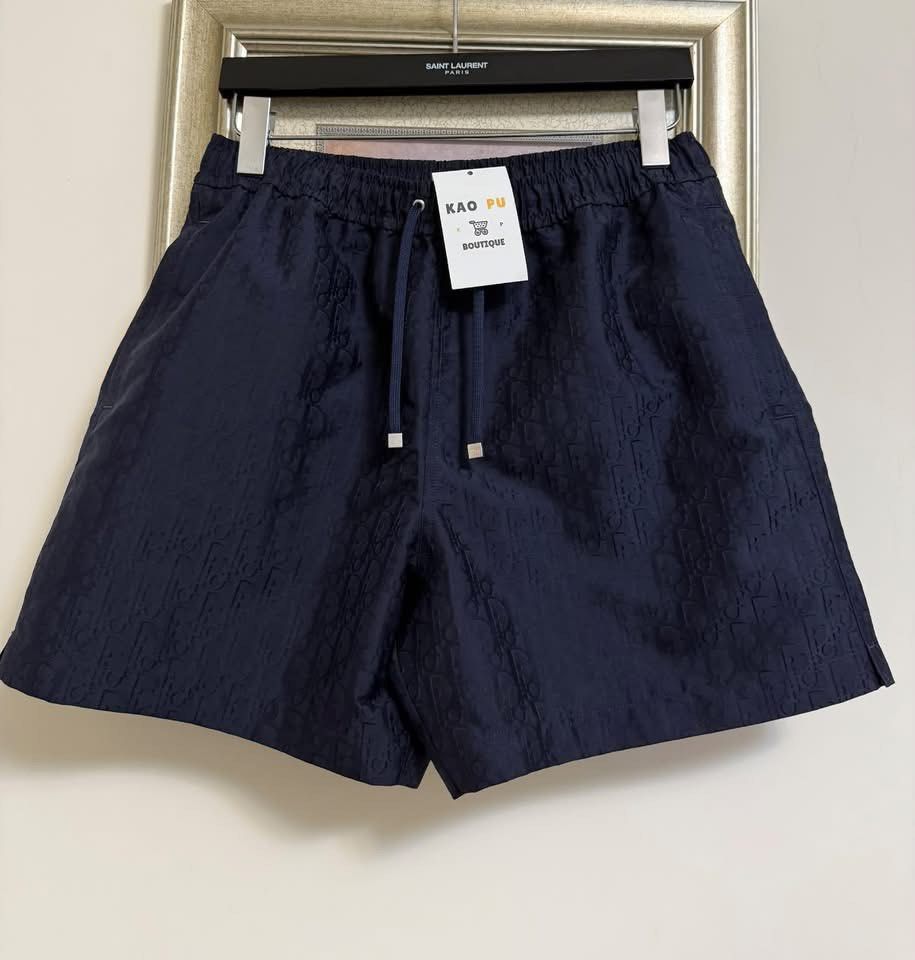 由 kaopuboutiquetw (刊登 ID 1448832123，圖片 1) 提交，位於 新北市 (New Taipei) 的 Dior Oblique抽繩滿版沙灘短褲 (類別：精品服飾)，說明：-商品尺寸：M -商品狀況：98% ——————————⚠️購買須知————————— -需要收購精品、尋找商品、全新/限量球鞋皆可提供代購。 -商品完成付款後會有專人提供商品詳細的圖片給您確認 並附上（知名第三方平台鑑定報告），煩請確認商品細節有任何疑慮、與不滿意請在寄出商品前告知。 -在這邊購物您擔心的我們都幫您把關，放心加入購物車。 -台北多年實體經營安全有保障，商品請勿直接下單請先聊聊確認庫存。 -這裡不提供議價服務若有需要請聯絡我方客服，圖片皆為自行拍攝請勿冒用。 客服FB社團：KAO PU BOUTIQUE 客服IG：kao_pu_boutique。