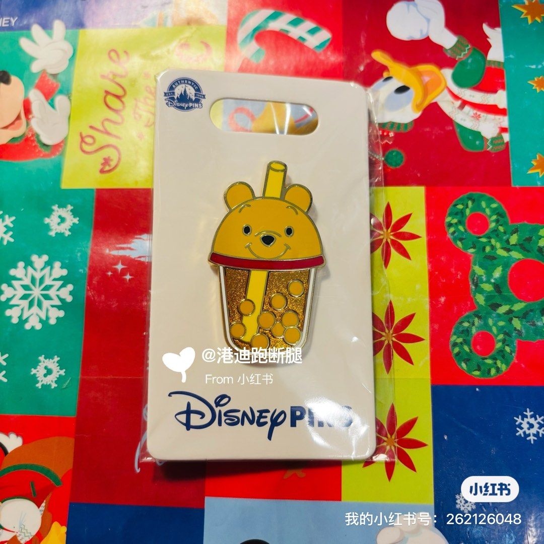 現貨｜Disney US奶茶系列徽章Winnie the pooh milk tea pin （分類：復古收藏品）位於 Hong Kong。 由 hohokokong 提交（商品編號 1448840215，圖片 1）。簡介： 品相如圖，全新未使用未開封 可順豐到付，可fps/alipay（為避免丟失糾紛不寄郵局，敬請見諒） 見面交收優先火炭地鐵站，時間請提前聯繫，可現金💰 售出不退不換，代購不包官瑕 收到請互相好評。