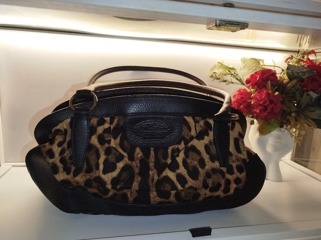 Dolce and Gabbana Shoulder Bag (Category: Luxury Bags & Wallets) located in San Fernando. Submitted by la_segunda2727 (Listing ID 1448643342, Image 2). Description: super pretty.