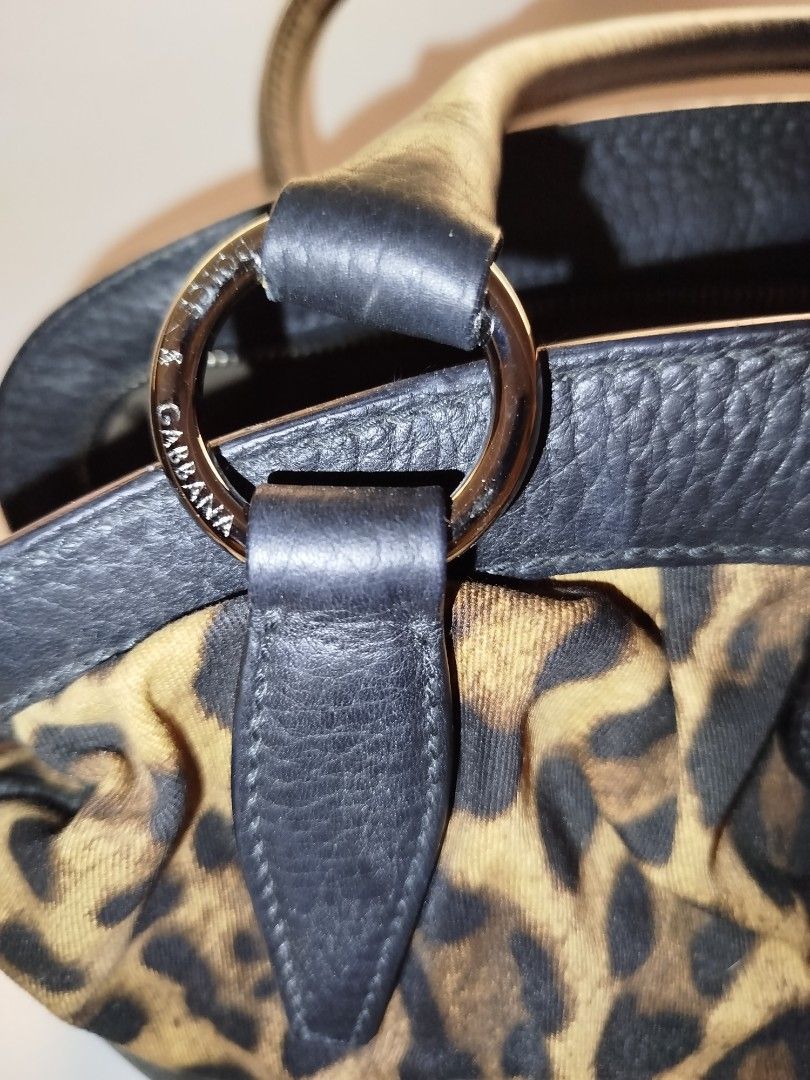 Dolce and Gabbana Shoulder Bag (Category: Luxury Bags & Wallets) located in San Fernando. Submitted by la_segunda2727 (Listing ID 1448643342, Image 3). Description: super pretty.
