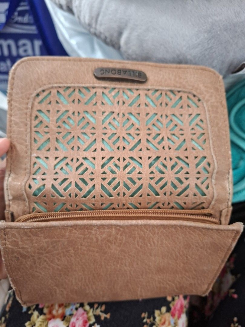 Dompet billabong (Kategori: Tas & Dompet Wanita) berada di Bandung. Dikirim oleh rangeropi46243 (ID iklan 1448761775, Gambar 2). Deskripsi: dompet bilallabong ,pemakaian sesuai gambar bisa oren chat ajanya.