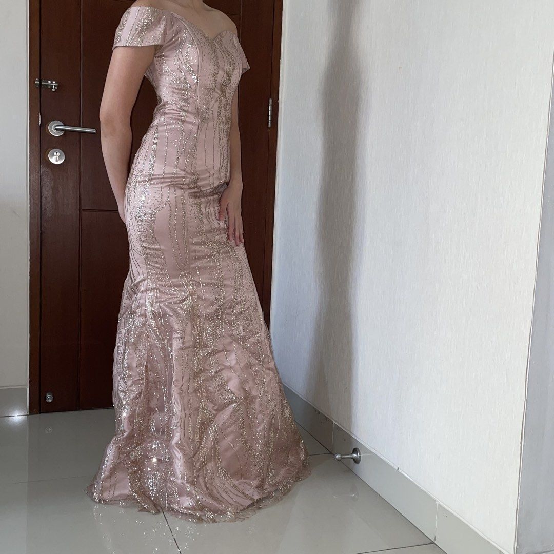 DRESS GOWN NUDE PINK SIZE S (Kategori: Gaun & Rok) berada di Tangerang. Dikirim oleh itsprelovedbystella (ID iklan 1448761246, Gambar 2). Deskripsi: NEGOTIABLE PENGIRIMAN DARI TANGERANG CHAT UNTUK DETAIL UKURAN.