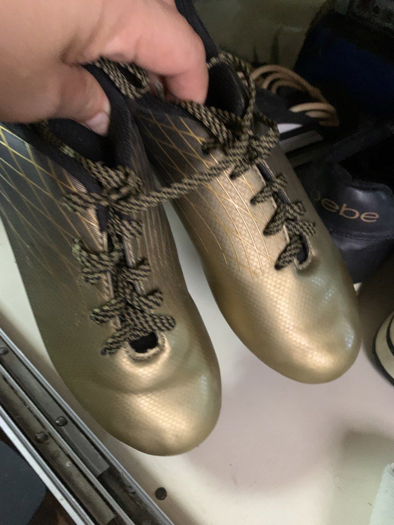 DSG Gold Soccer Cleats (Category: Racket and Ball Sports) located in Bulacan. Submitted by heartlove_holb (Listing ID 1448784083, Image 3). Description: - Gold and black soccer cleats - Lace-up closure - Cleats on the bottom for excellent field grip - DSG logo featured inside the shoe - Ideal for playing soccer.