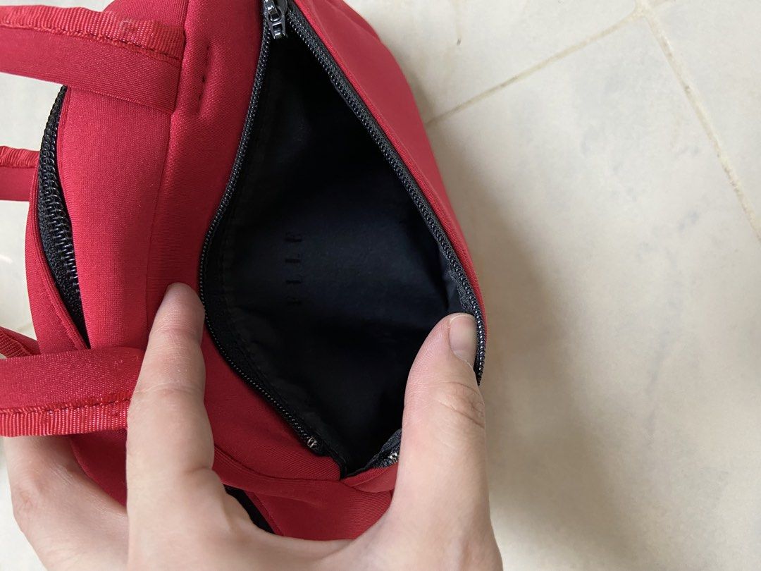 ELLE travel makeup bag （分類：長銀包）位於 Hong Kong。 由 hkispretty 提交（商品編號 1448853595，圖片 3）。簡介： ELLE makeup bag has sign of use please do not buy if you mind Sai wan ho Meetup SF express。