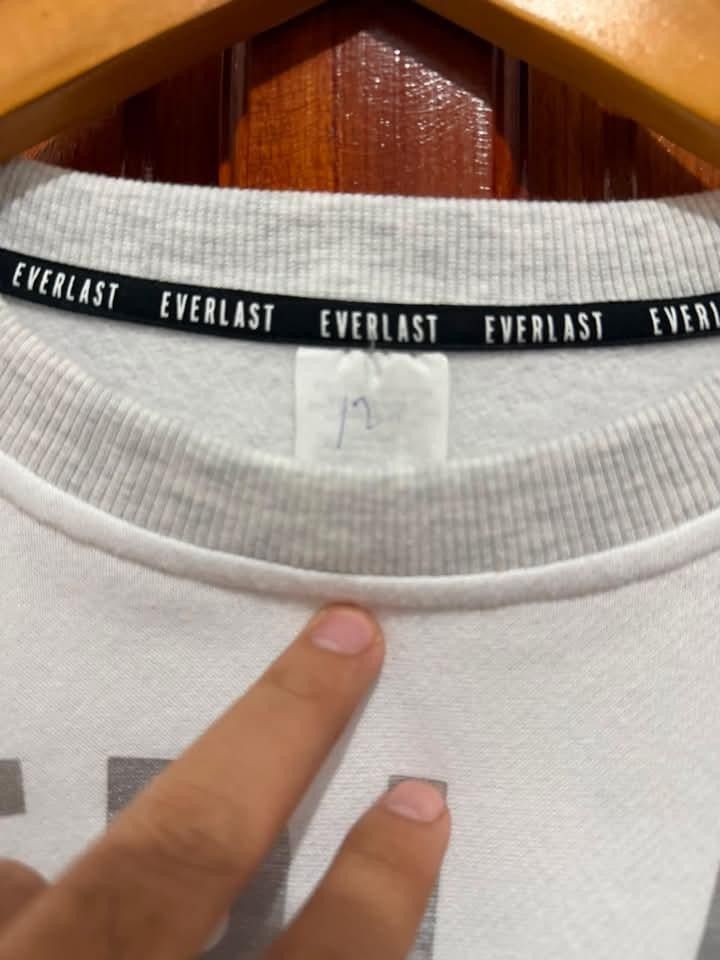 Everlast Grey and White Cropped Sweatshirt (Category: Longsleeves) located in Taguig. Submitted by geestuff27 (Listing ID 1448889220, Image 2). Description: - Grey and white cropped sweatshirt from Everlast - Features the iconic Everlast logo across the chest - Comfortable and casual design - Perfect for everyday wear - Please check the photos for a closer look at the details.