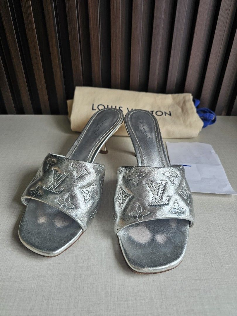 Fast Sale - Reprice Again Preloved AUTHENTIC LV Revival Mule Leather Silver size : 38 / insole : 25 cm / heels : 5.5 cm With dustbag and receipt 2025 - ( Beli 15 jt ) •Nett •Exclude ongkir ( 16 ) (Kategori: Sepatu Wanita) berada di Depok. Dikirim oleh kiano_shoes (ID iklan 1448828190, Gambar 1). Deskripsi: .