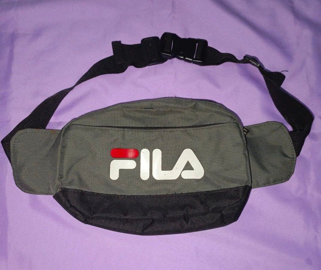 Fila Fanny Pack Waist Bag (Category: Cross-body Bags) located in Batangas. Submitted by forkeepsxo_ (Listing ID 1448764069, Image 1). Description: •authentic, like new •very minor flaws sa logo, just needs washing •sobrang malinis at maayos pa sa loob, no flaws •compartments, straps, and zippers are completely working •last price posted •pm for more pics •will be giving random freebies for sure buyers! rfs need funds MOD via J&T delivery MOP via 