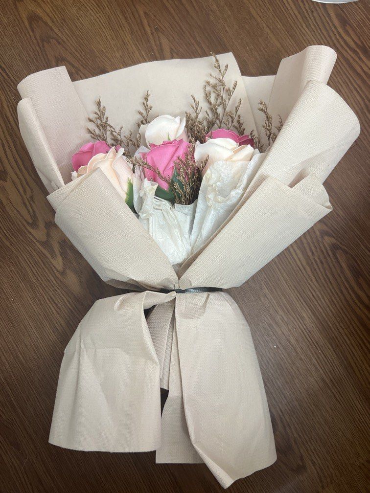 Flower bouquet (Category: Others) located in Puchong. Submitted by gemilangperdanaenterprise (Listing ID 1448771882, Image 1). Description: Artificial flower Brand new .