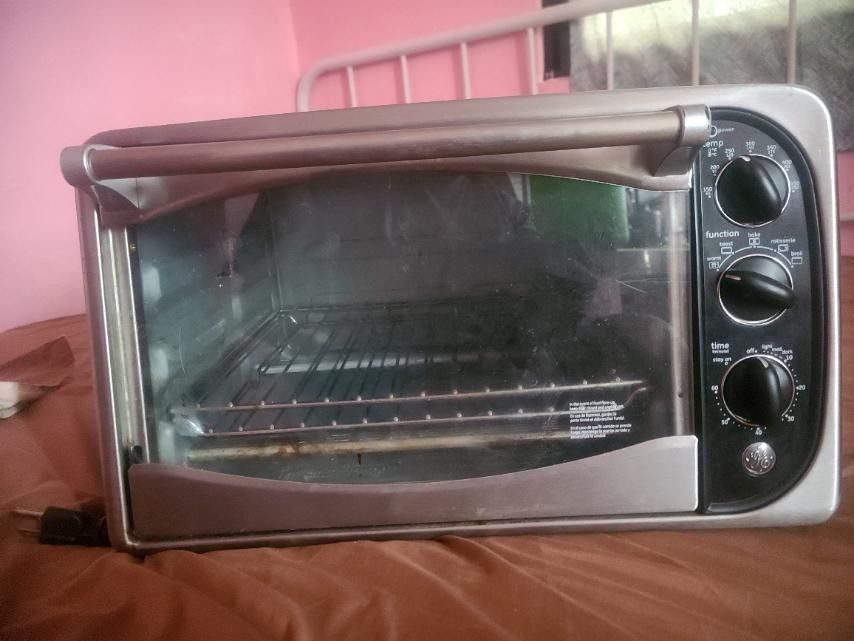 GE Toaster Oven (Category: Ovens & Toasters) located in Makati City. Submitted by mrychrs25 (Listing ID 1448731581, Image 1). Description: Selling a GE toaster oven. It has multiple functions and a timer. Great for toasting, baking, and broiling and rotissere. -with interior rack (not included in the pics) -from U.S (need voltage transformer) price is negotiable loc. brgy Rizal Taguig.